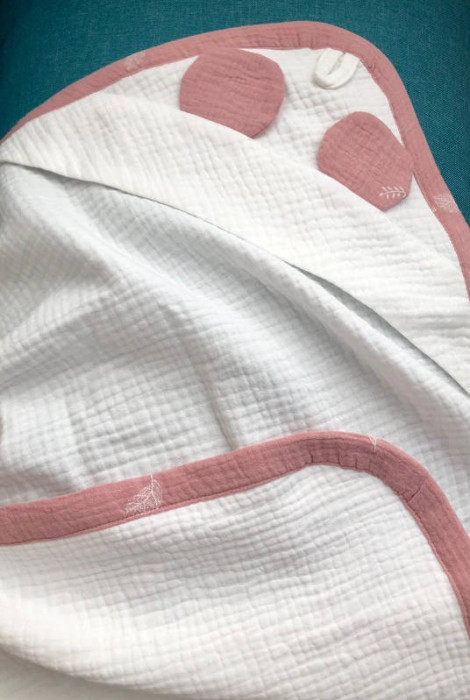 Мусліновий куточок для купання малюка Ведмедик, з рожевим кантом та листочками