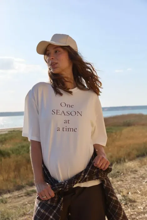 Лаконічна футболка оверсайз для вагітних і годування One season at time