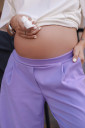 Брюки с защипами для беременных лавандового цвета
