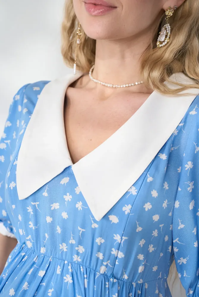 Сукня Georgia для вагітних з секретом для годування, молочні квіти на блаиктному Сукня Georgia для вагітних з секретом для годування, молочні квіти на блаиктному