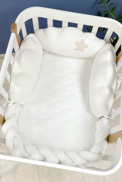 Защитные бортики в детскую кроватку молочного цвета из вафельки, Облака