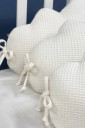 Защитные бортики в детскую кроватку молочного цвета из вафельки, Облака