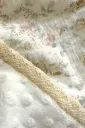 Тёплый плед с кружевом, вьющиеся розы на белом.