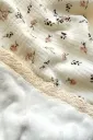Тёплый плед с кружевом, кустовые розы на белом.