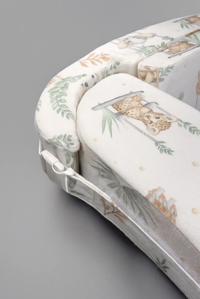 Бавовняна наволочка на ортопедичну подушку для годування двійні, звірі на гойдалках Бавовняна наволочка на ортопедичну подушку для годування двійні, звірі на гойдалках