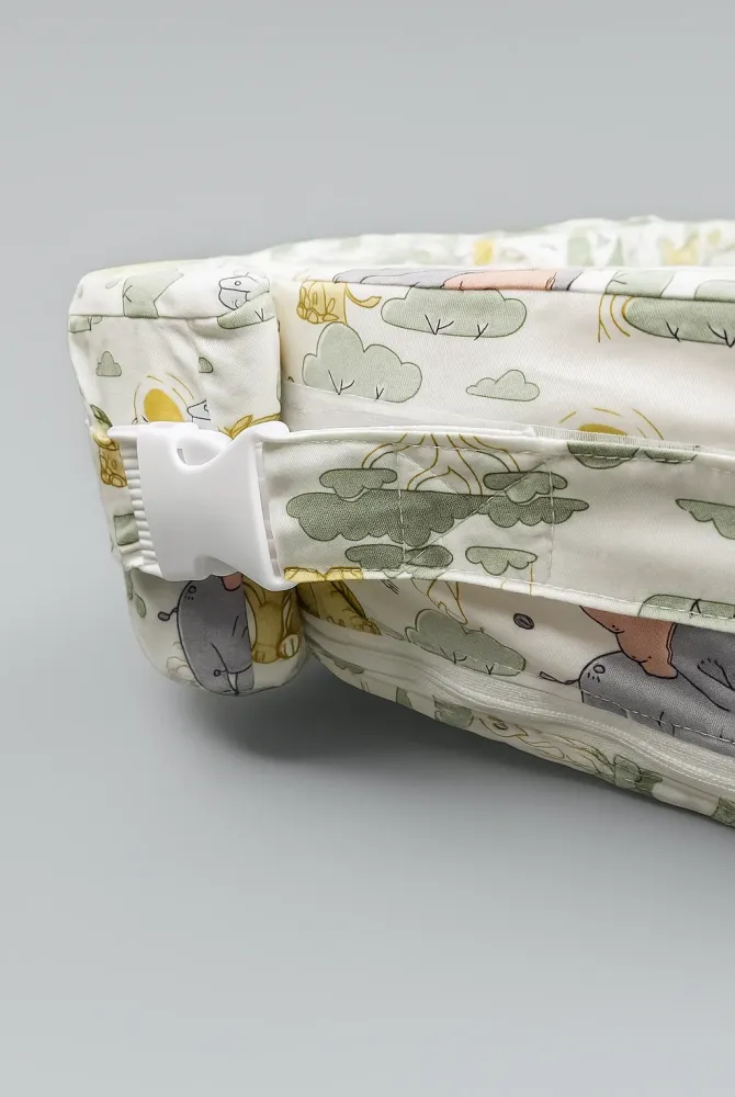 Бавовняна наволочка на ортопедичну подушку для годування двійні, сафарі на білому тлі Бавовняна наволочка на ортопедичну подушку для годування двійні, сафарі на білому тлі