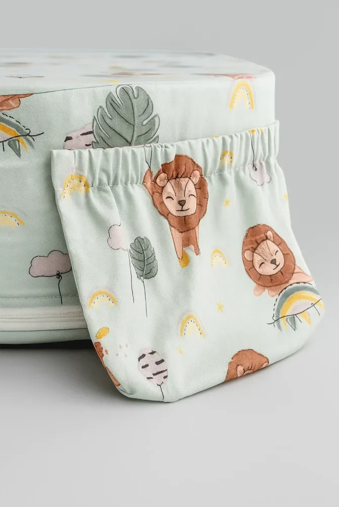 Бавовняна наволочка на ортопедичну подушку для годування двійні, леви на м'ятному фоні Бавовняна наволочка на ортопедичну подушку для годування двійні, леви на м'ятному фоні