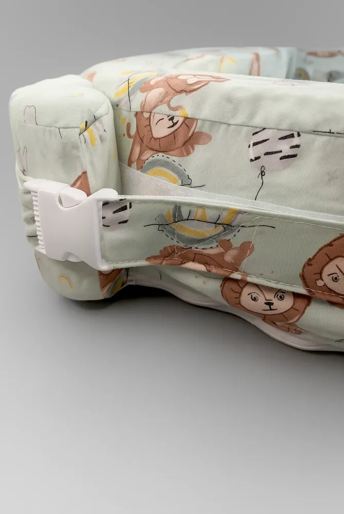 Бавовняна наволочка на ортопедичну подушку для годування двійні, леви на м'ятному фоні Бавовняна наволочка на ортопедичну подушку для годування двійні, леви на м'ятному фоні