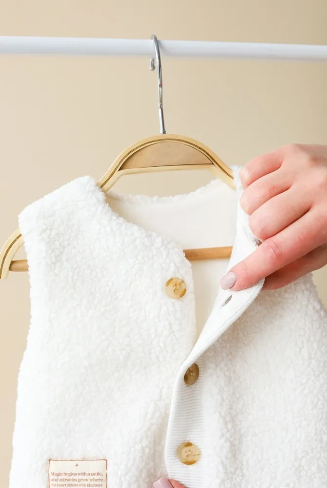 Хутряна жилетка Tino для малюків, молочна Хутряна жилетка Tino для малюків, молочна