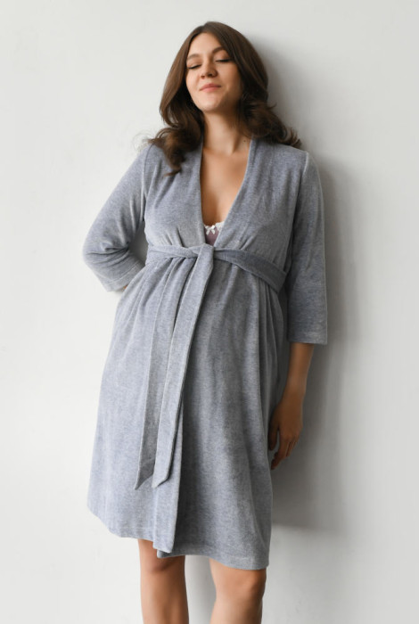 Велюровый халат для беременных 25200, серого цвета