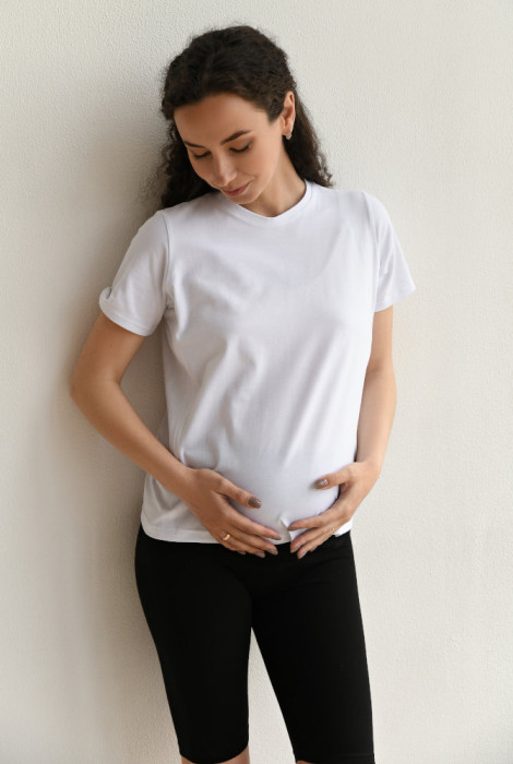 Базова футболка для вагітних і годування Мамин дім, білого кольору